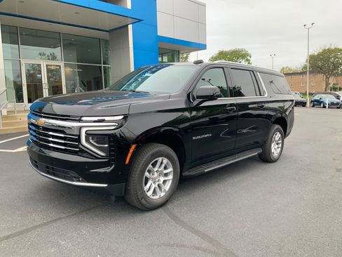 New 2026 Chevrolet Suburban LT AWD/4WD image 3