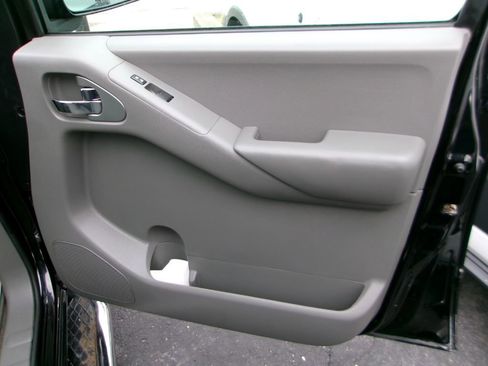 Used 2010 Nissan Frontier SE image 15