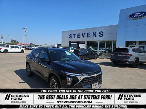 Used 2025 Chevrolet Trax LT FWD image 6