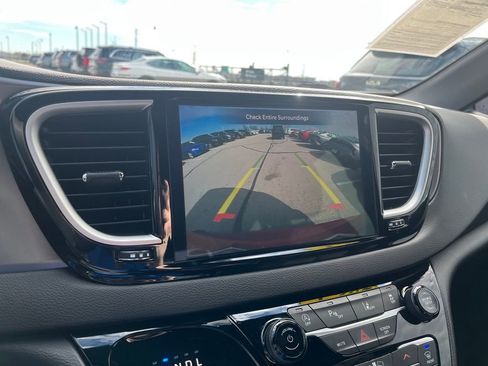 Used 2025 Chrysler Pacifica Select image 23