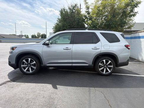 Used 2025 Honda Pilot Elite image 2