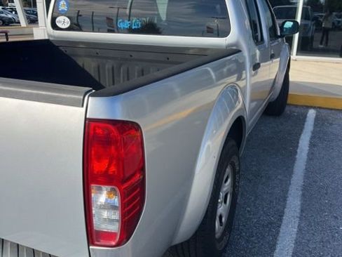 Used 2011 Nissan Frontier S image 3