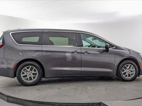 Used 2023 Chrysler Pacifica Touring-L FWD image 9