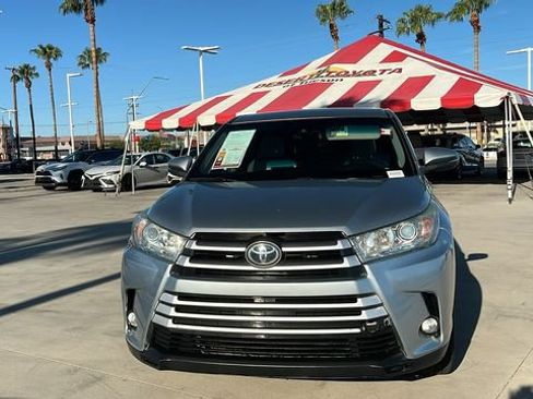 Used 2019 Toyota Highlander Plus w/ Carpet Mat Package (TMS) FWD image 2