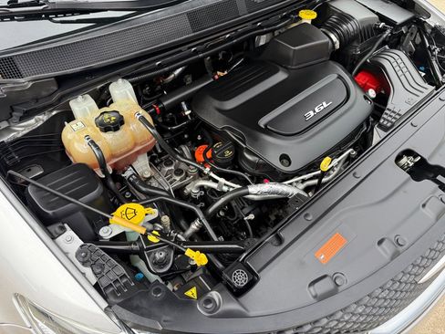 Used 2018 Chrysler Pacifica Limited image 42