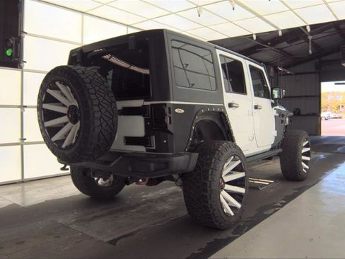 Used 2016 Jeep Wrangler Unlimited Rubicon image 11