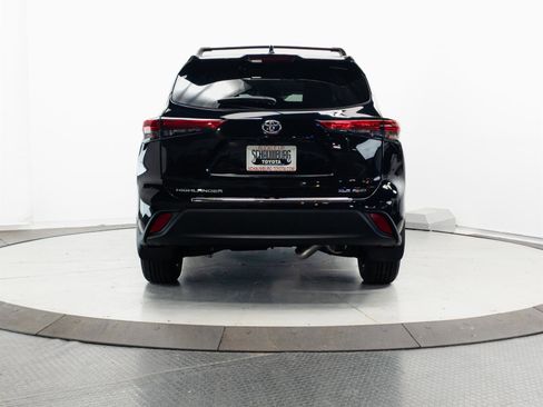 Used 2023 Toyota Highlander XLE AWD/4WD image 11