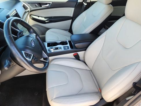 Used 2022 Ford Edge Titanium image 9