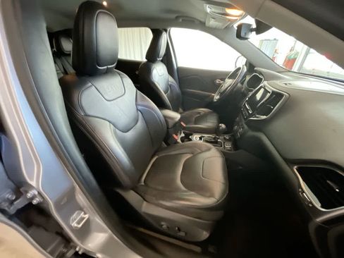 Used 2019 Jeep Cherokee Limited AWD/4WD image 24