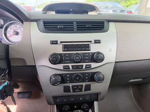 Used 2010 Ford Focus SE FWD image 12