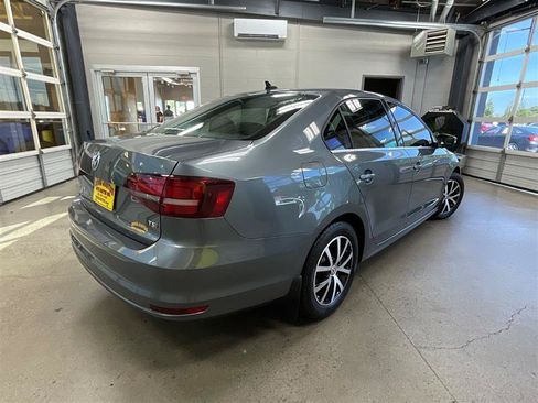 Used 2017 Volkswagen Jetta SE FWD image 5