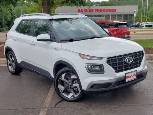 Used 2025 Hyundai Venue SEL FWD image 2
