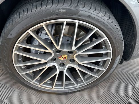 Used 2021 Porsche Cayenne Base image 33