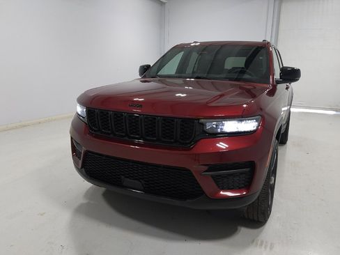 Used 2023 Jeep Grand Cherokee Altitude AWD/4WD image 15