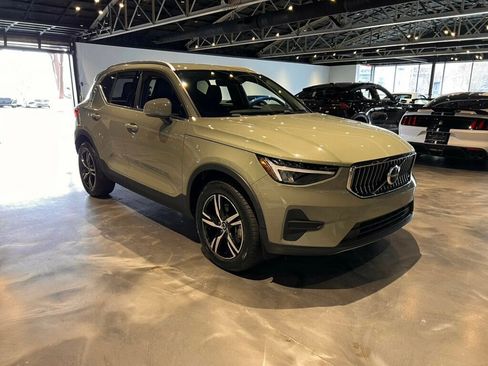 Used 2024 Volvo XC40 B5 Core image 7