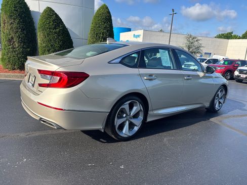 Used 2018 Honda Accord Touring image 4