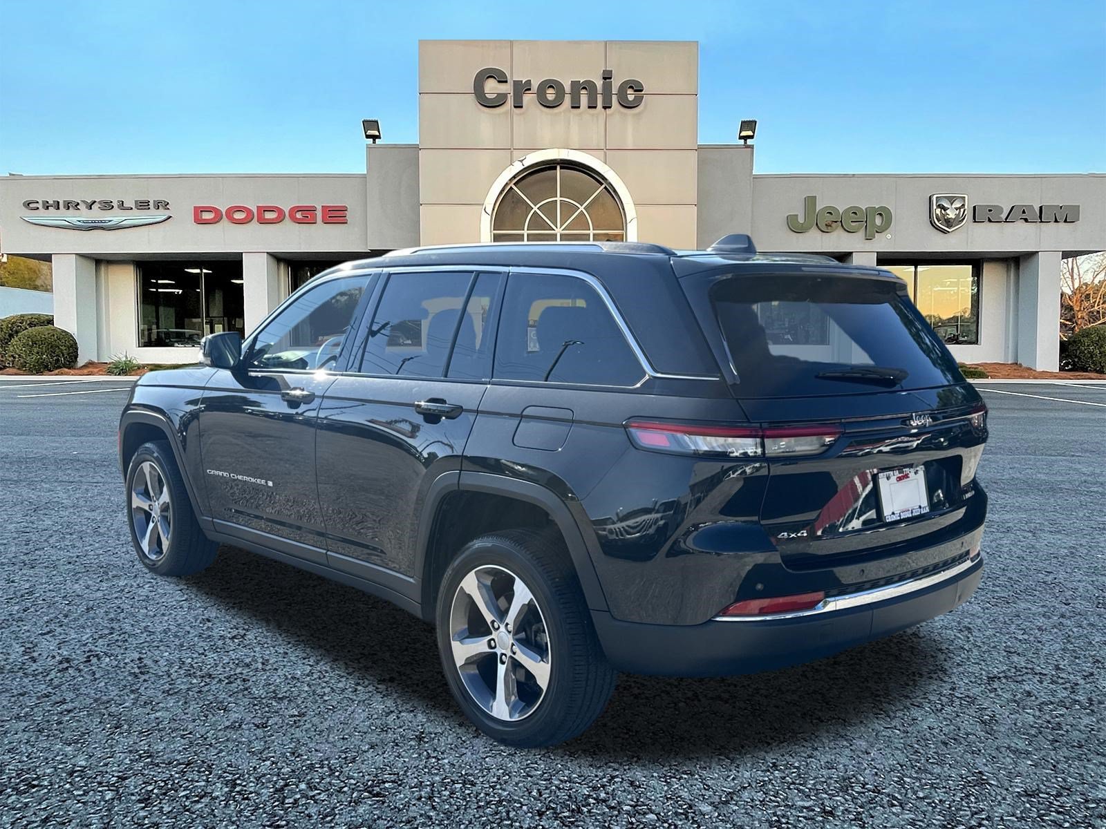 Used 2023 Jeep Grand Cherokee Limited AWD/4WD image 5
