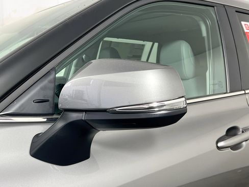 Used 2025 Toyota Highlander XLE image 12