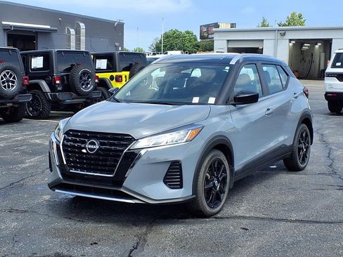 Used 2023 Nissan Kicks SV FWD image 2
