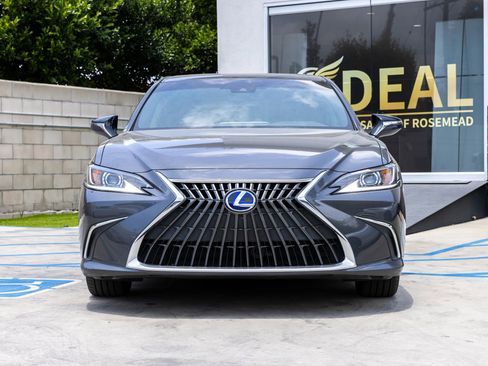 Used 2022 Lexus ES 300h w/ Accessory Package FWD image 4