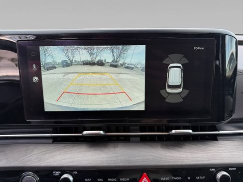 Used 2024 Kia Carnival EX FWD image 16