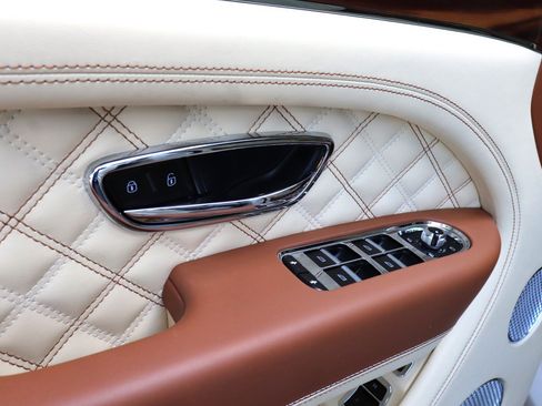 Used 2021 Bentley Bentayga AWD/4WD image 14