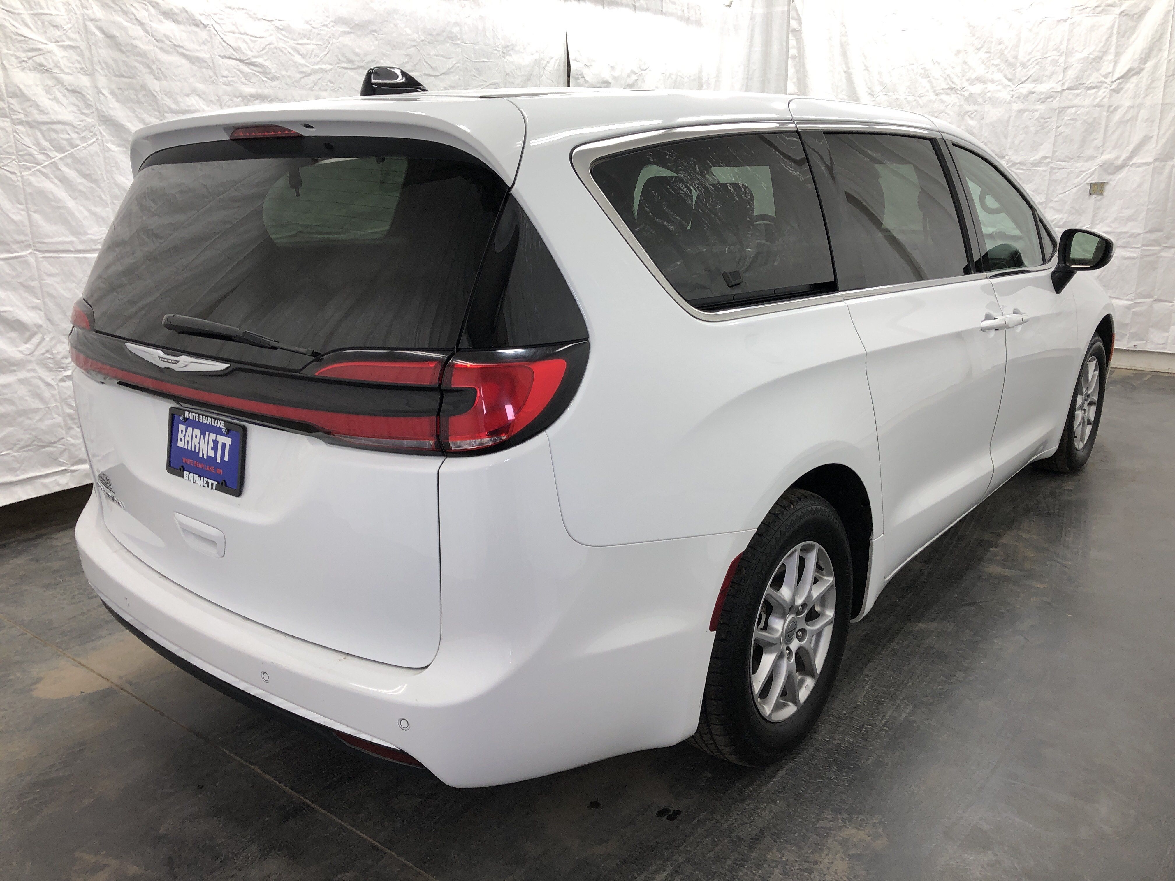 Used 2023 Chrysler Pacifica Touring-L FWD image 4