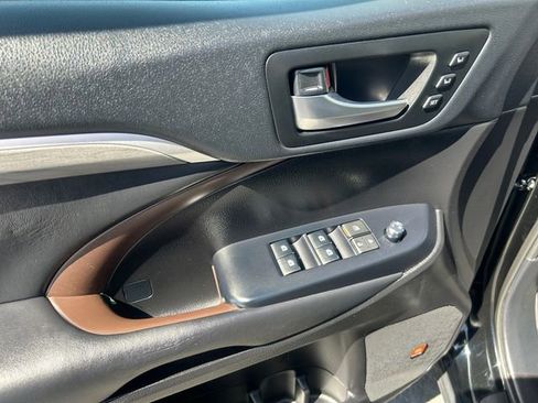 Certified 2019 Toyota Highlander Limited Platinum image 11