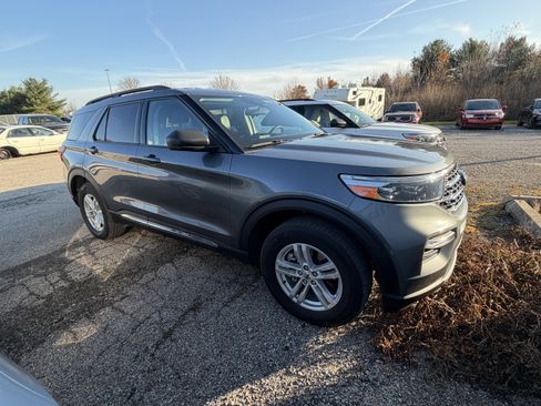 Used 2023 Ford Explorer XLT w/ Equipment Group 202A image 5