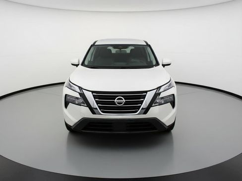 Used 2025 Nissan Rogue SV image 2