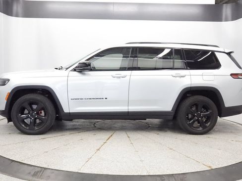 Used 2022 Jeep Grand Cherokee L Limited w/ Black Appearance Package AWD/4WD image 2