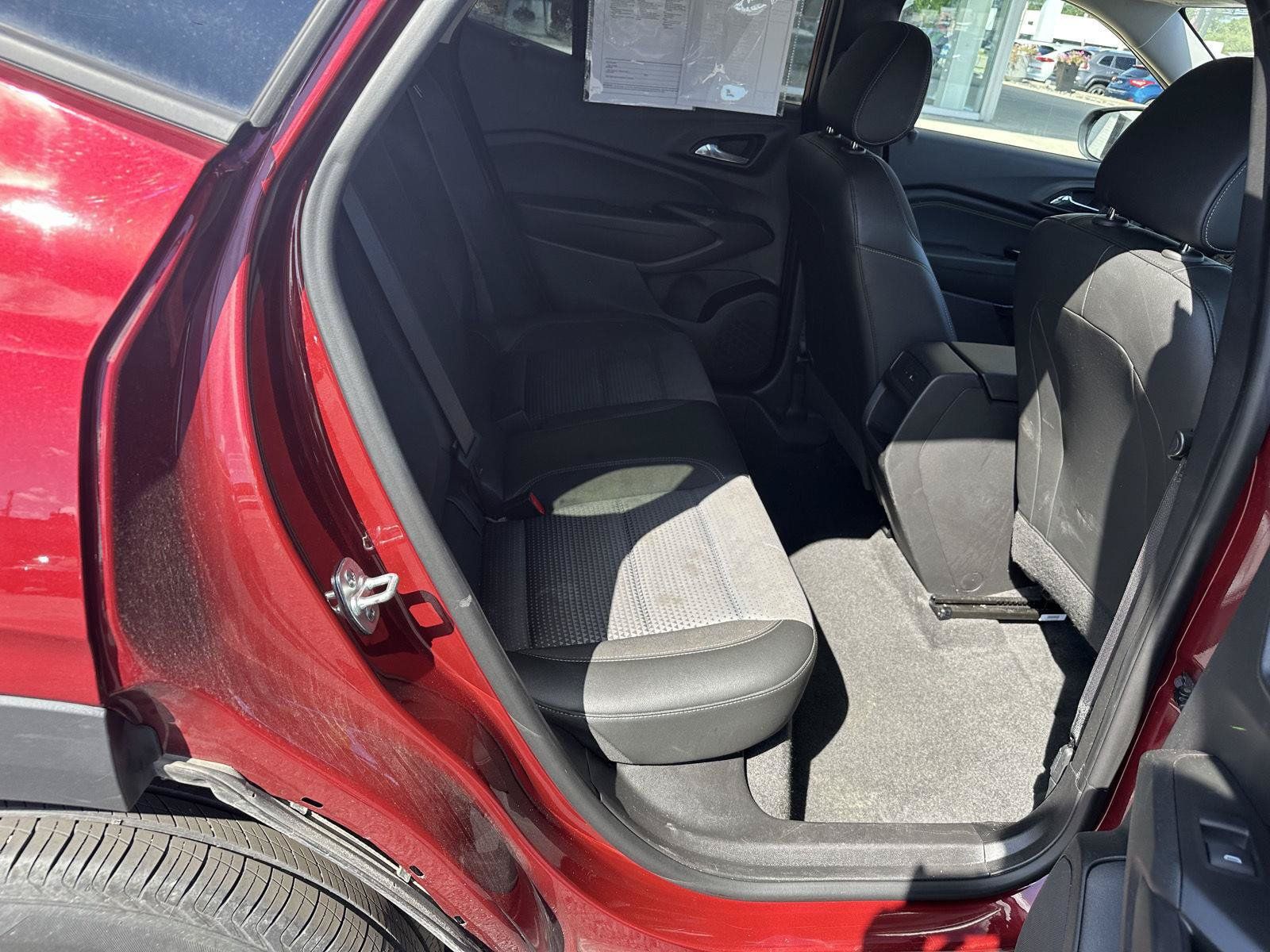 Used 2025 Chevrolet Trax LT FWD image 11