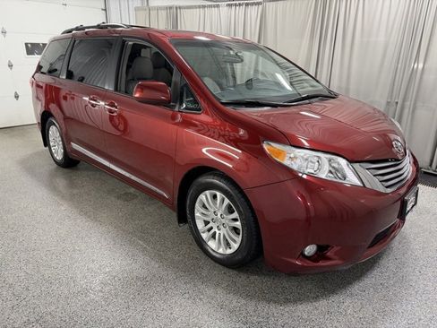 Used 2017 Toyota Sienna image 3