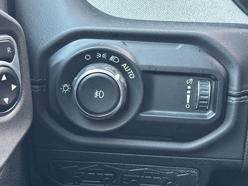 Used 2025 Jeep Wrangler Sahara image 41