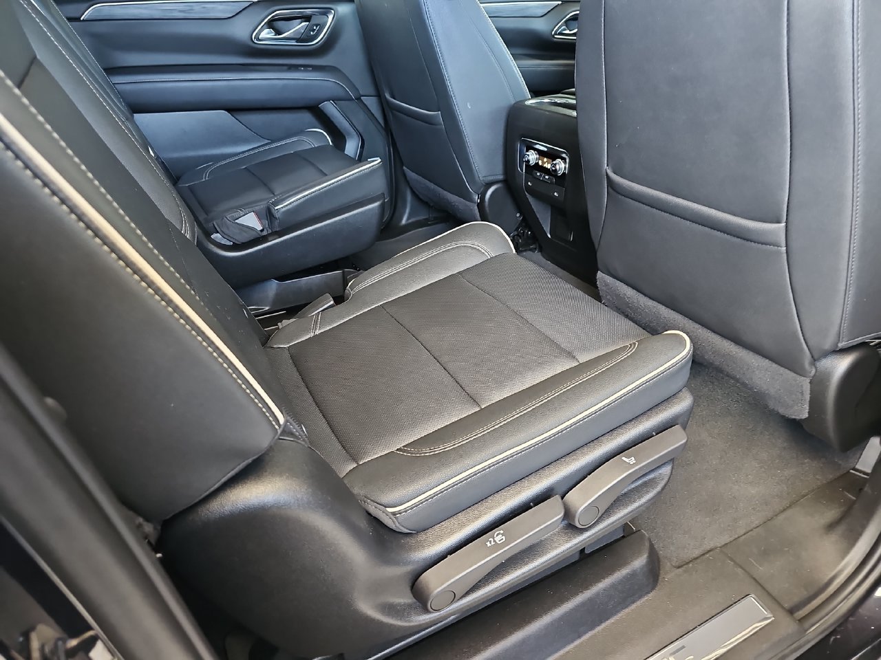 Used 2023 GMC Yukon XL SLT AWD/4WD image 14