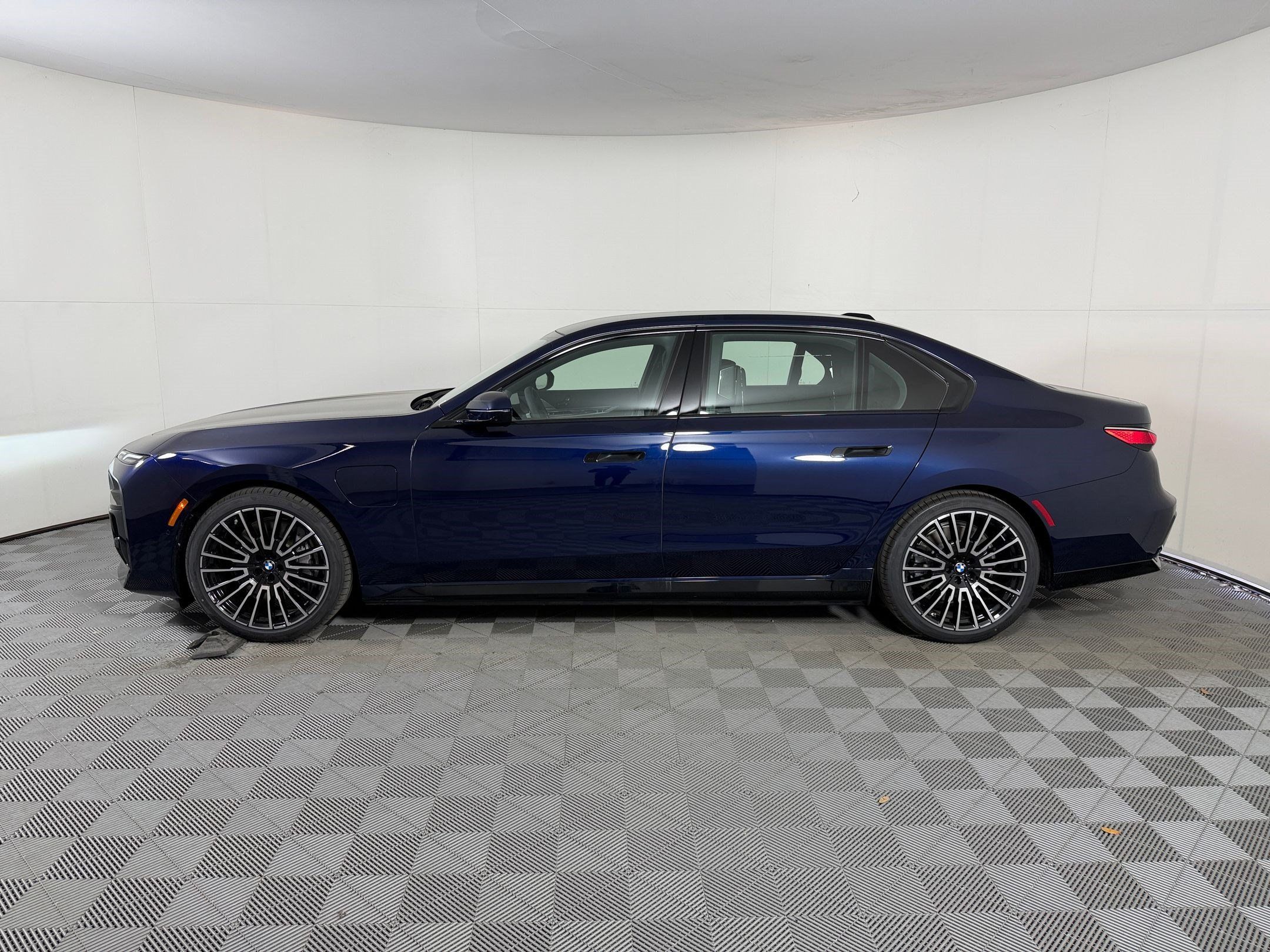 Used 2026 BMW 750e xDrive AWD/4WD image 2