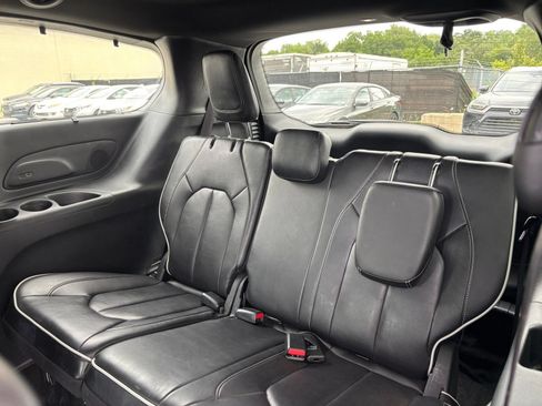 Used 2025 Chrysler Pacifica Limited FWD image 33