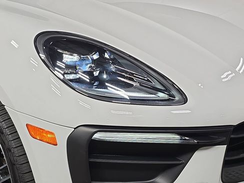 Certified 2025 Porsche Macan AWD/4WD image 12