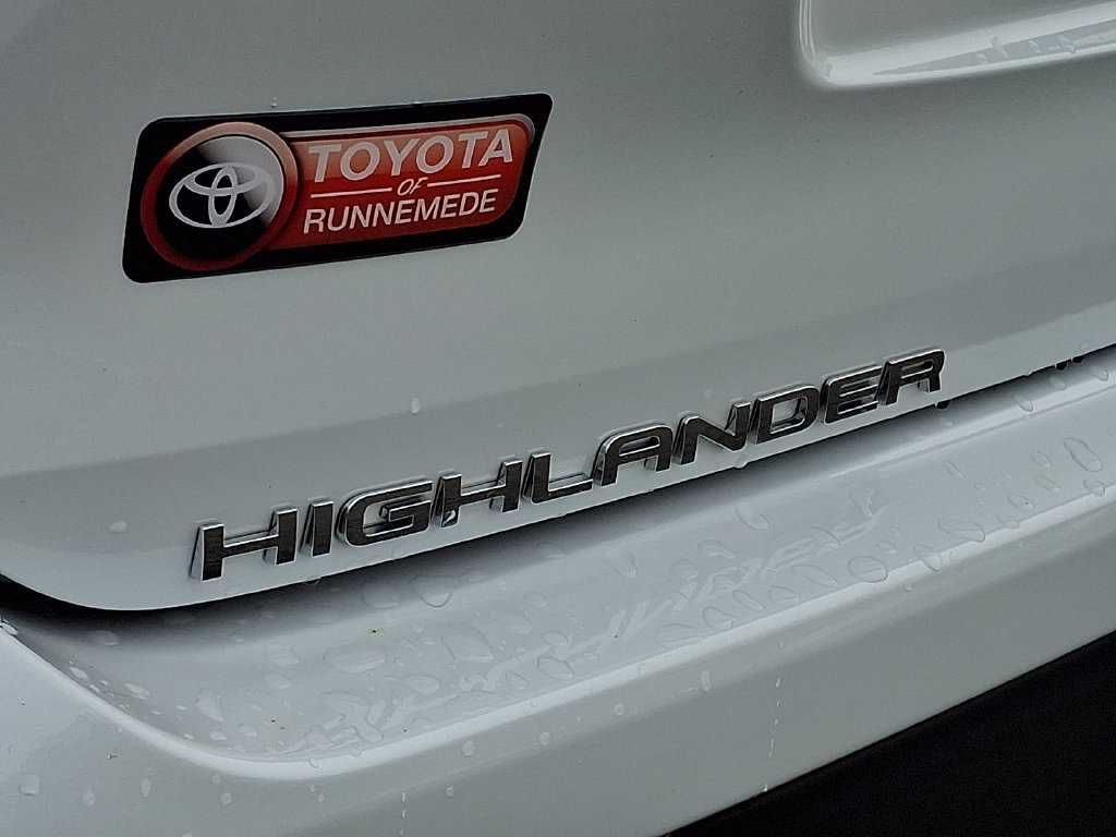 Used 2023 Toyota Highlander XLE AWD/4WD image 30