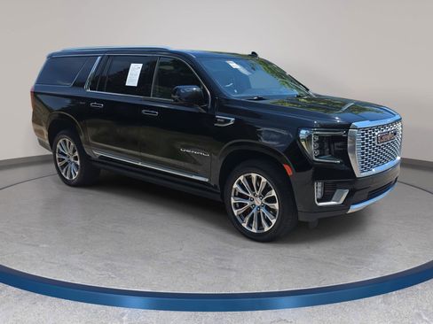 Used 2021 GMC Yukon XL Denali w/ Denali Premium Package AWD/4WD image 3