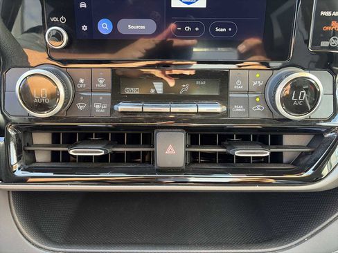 Used 2023 Toyota Highlander L FWD image 16