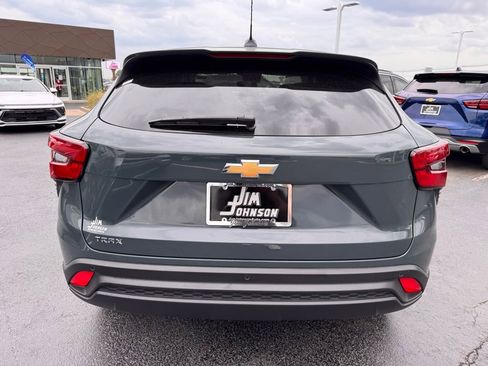 Used 2025 Chevrolet Trax LS w/ LS Convenience Package FWD image 4