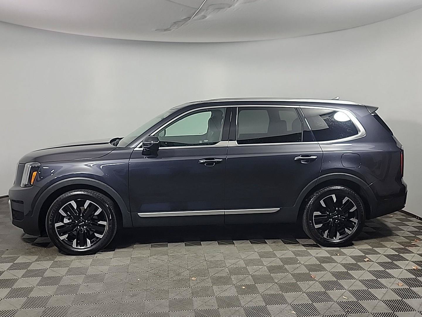 Used 2025 Kia Telluride SX w/ SX Captain's Chair Package AWD/4WD image 11