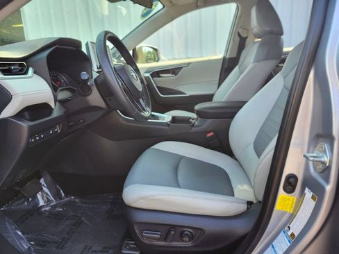 Used 2020 Toyota RAV4 XLE Premium AWD/4WD image 16