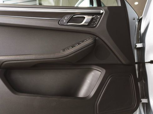 Used 2025 Porsche Macan image 29