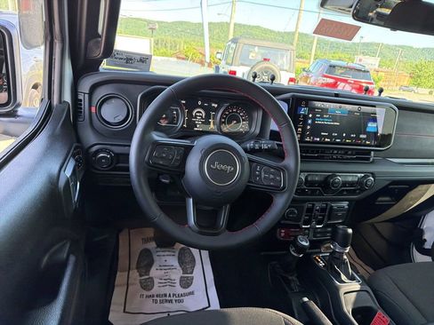 Used 2024 Jeep Wrangler Unlimited Rubicon w/ Convenience Group AWD/4WD image 15