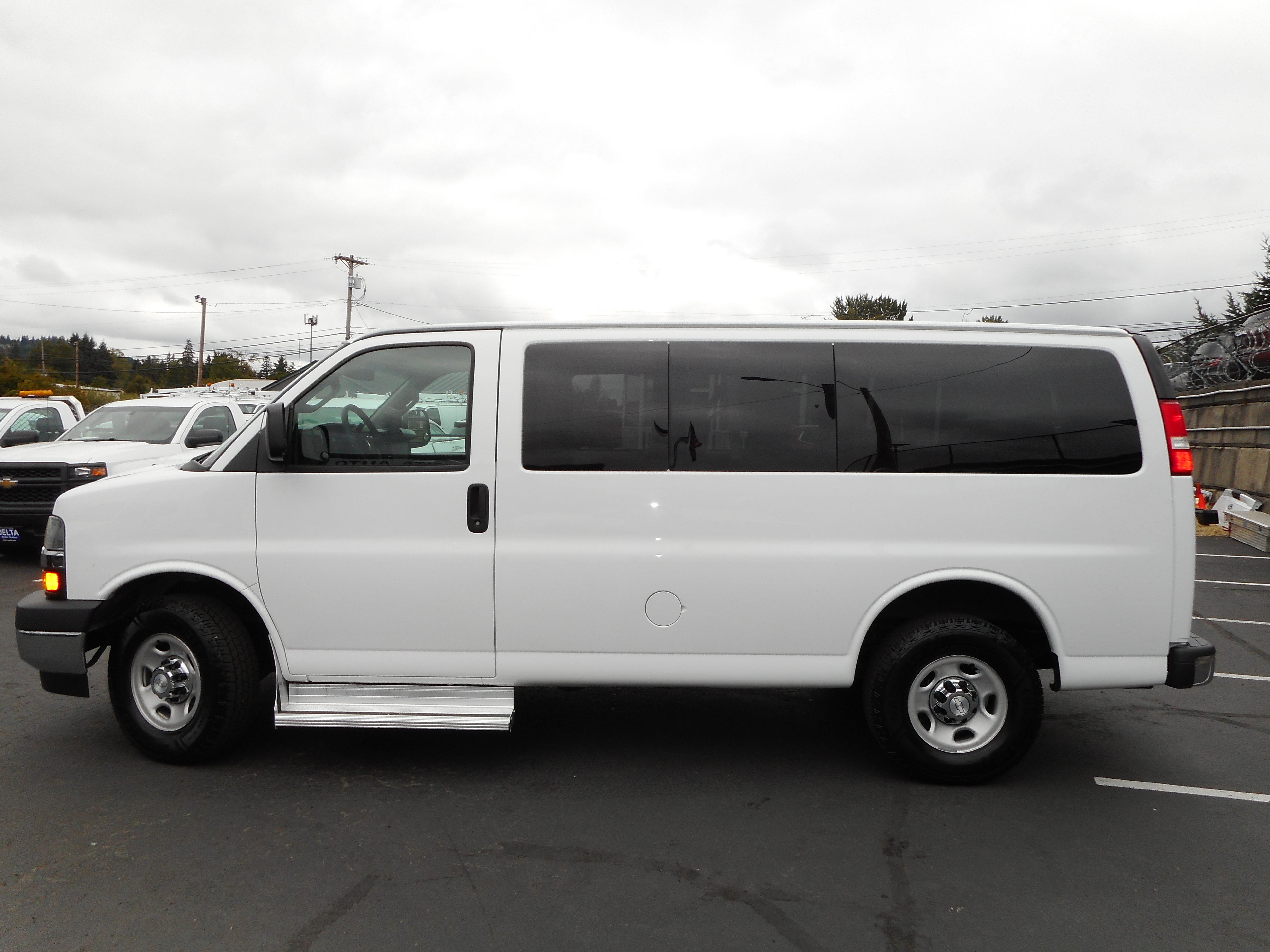 Used 2017 Chevrolet Express 3500 LT w/ LT Preferred Equipment Group RWD image 2