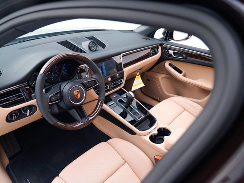 Certified 2026 Porsche Macan AWD/4WD image 4