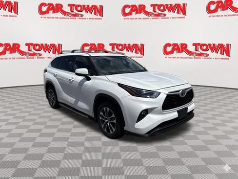 Used 2022 Toyota Highlander XLE FWD image 2