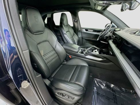 Used 2024 Porsche Cayenne image 30